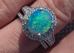 Better late than never: I’m absolutely obsessed with my opal engagement ring! 💍